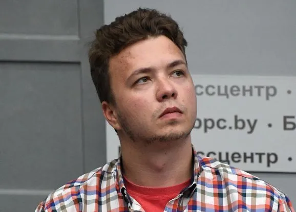 Суд в Беларуси дал 8 лет за решеткой журналисту Протасевичу