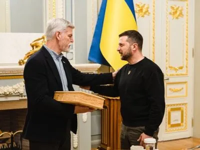 Зеленський отримав від президента Чехії легендарний пістолет