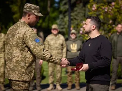 Будьте и в дальнейшем надежной основой героической обороны: Зеленский поздравил пехотинцев с профессиональным праздником