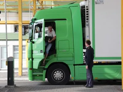 Реєстрацію водіїв вантажівок до єЧерги запустять з 8 травня