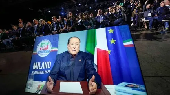 Госпіталізований Берлусконі зробив першу публічну заяву