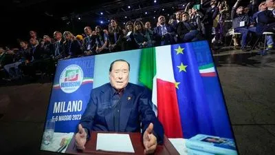 Госпитализированный Берлускони сделал первое публичное заявление