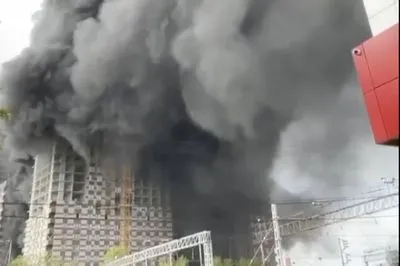 москва снова горит: в столице рф загорелась новостройка