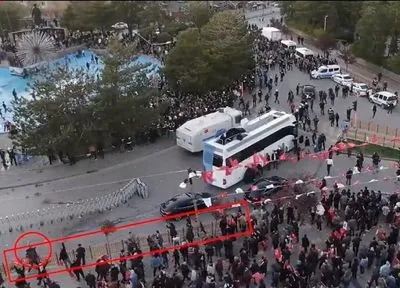 В Турции митинг оппозиции перед выборами забросали камнями