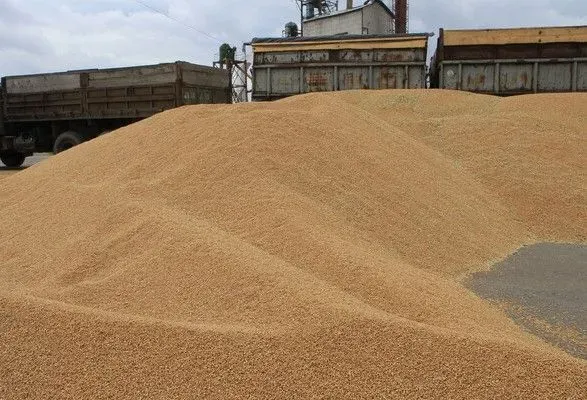 Оккупанты вывозят ворованное зерно через порт Мариуполя