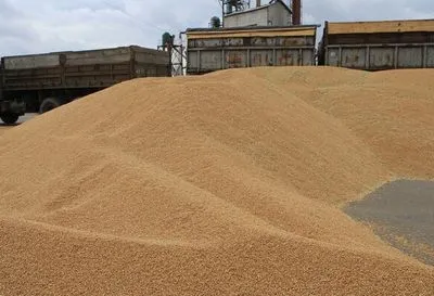 Окупанти вивозять крадене зерно через порт Маріуполя
