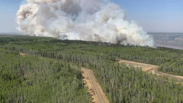 Неконтрольовані лісові пожежі призвели до евакуації тисяч людей на заході Канади
