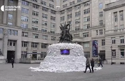 У Ліверпулі пам’ятник Нельсону обклали мішками з піском на знак солідарності з Україною