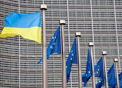 Возле штаб-квартиры Еврокомиссии ко Дню Европы подняли украинский флаг