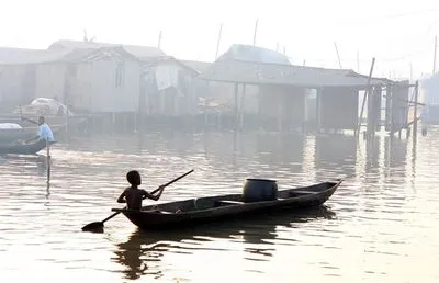 П'ятнадцять дітей потонули, ще 25 зникли безвісти через трагедію на човні в Нігерії