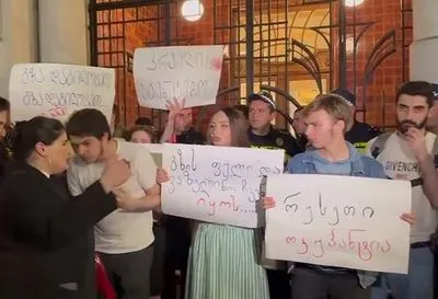 У Грузії проходить мітинг проти відновлення прямого авіасполучення з рф