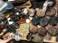 Автоматы АКМС-74 и гранатометы: на Харьковщине отец с сыном продавали оружие через интернет