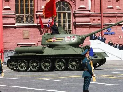 Британська розвідка пояснила, чому на параді у москві був лише один танк