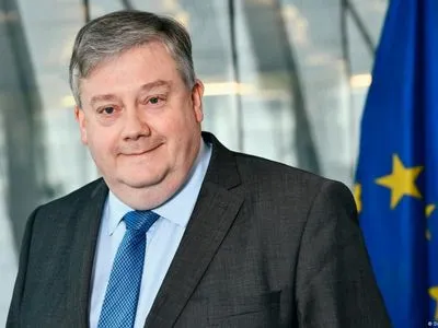 «Друг соврал»: обвиняемый во взяточничестве чиновник ЕС эмоционально отрицает обвинения