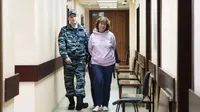 "Виховали потвору та вбивцю": суд покарав росіянку, яка залишила записку на могилі батьків путіна