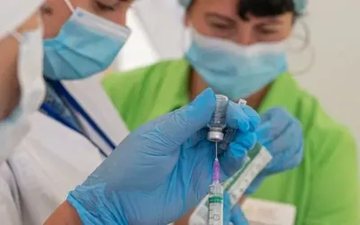 Доставка, хранение и прививки: правительство расширило функции Центров вакцинации