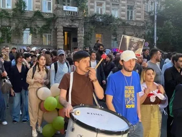 В Тбилиси не прекращаются протесты против возобновления прямого авиасообщения с рф