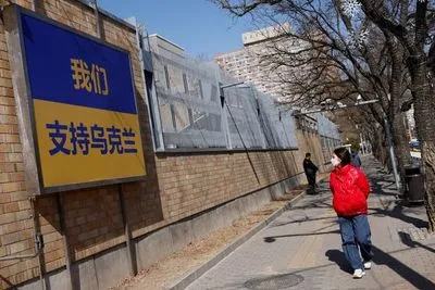 Китай закликав посольства прибрати знаки підтримки України