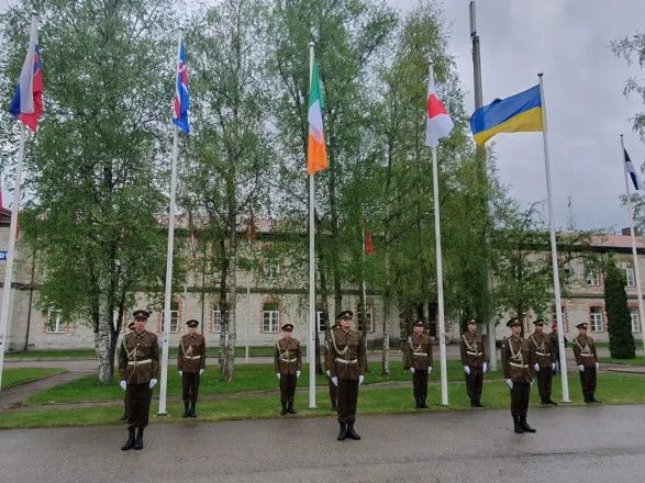 Україна офіційно приєдналась до кіберцентру при НАТО: біля штаб-квартири підняли синьо-жовтий прапор