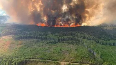 Масштабні лісові пожежі в Канаді: проводять масову евакуацію та скорочують видобуток нафти