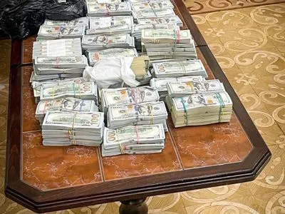 Сейф і купа валюти у готівці: НАБУ показало фото з обшуків у справі корупції у Верховному Суді