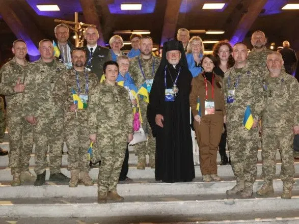 Украинские военные возглавили знаменоносное шествие на Международном военном паломничестве во Франции