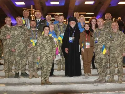 Українські військові очолили прапороносну ходу на Міжнародному військовому паломництві у Франції