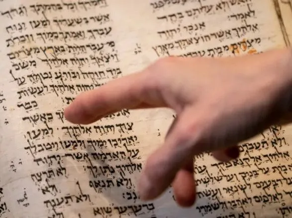 Старейшая 1100-летняя Библия на иврите была продана за 38 млн долларов и отправилась в Израиль