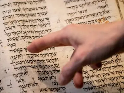 Найстаріша 1100-річна Біблія на івриті була продана за 38 млн доларів та відправилася до Ізраїлю