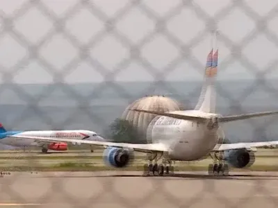 В Грузии приземлился российский самолет авиакомпании "Азимут": в аэропорту проходит акция протеста
