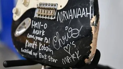 Разбитую гитару Курта Кобейна продали почти за 600 000 долларов
