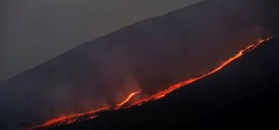 На Сицилии произошло извержение вулкана Этна: в аэропорту Катании остановлены полеты