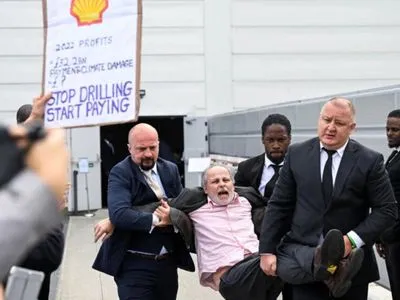 «Іди до біса, Shell»: понад 100 протестувальників штурмують щорічні збори акціонерів нафтогазового гіганта