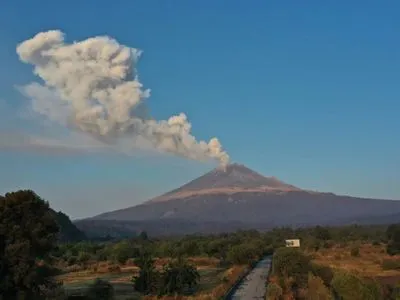 В Мексике произошло извержение вулкана Попокатепетль: власти предупредили о возможной эвакуации