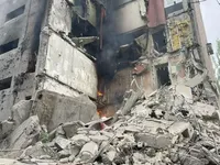 Авдеевка подверглась вражескому авиаракетному удару, есть разрушения многоэтажки и раненые