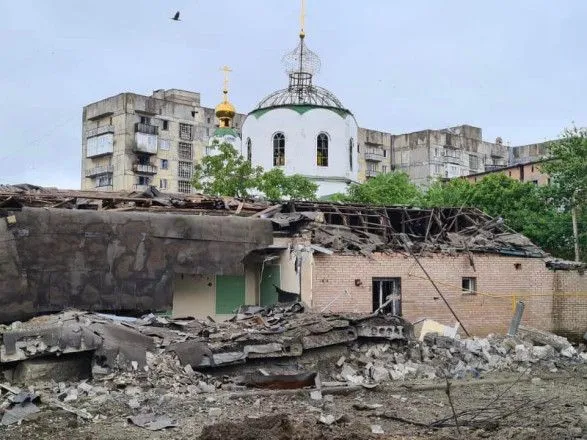 Зранку росіяни вдарили по Торецьку: пошкоджено школу, прибудову до храму та багатоповерхівки