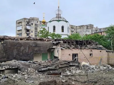 Утром россияне ударили по Торецку: повреждены школа, пристройка к храму и многоэтажки
