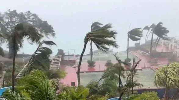 Супертайфун Mawar приніс на Гуам сильний вітер та зливи