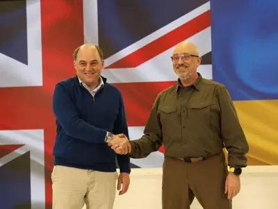 Резников обсудил с Уоллесом продолжение учений украинских бойцов в Британии