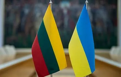 Протидронове обладнання, боєприпаси та сухпайки: Литва на "Рамштайні" представила новий пакет військової допомоги Україні