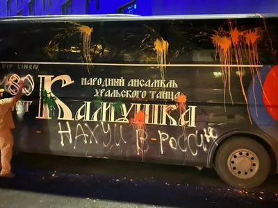 В Тбилиси автобус российского танцевального ансамбля "Камушка" облили краской