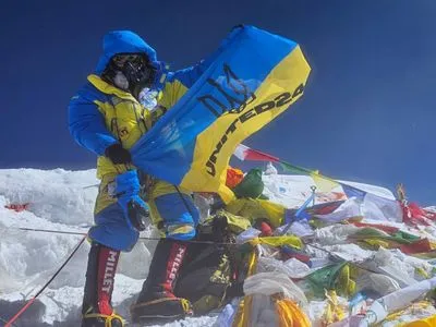 Чемпион Украины по альпинизму поднялся на Эверест с сине-желтым флагом