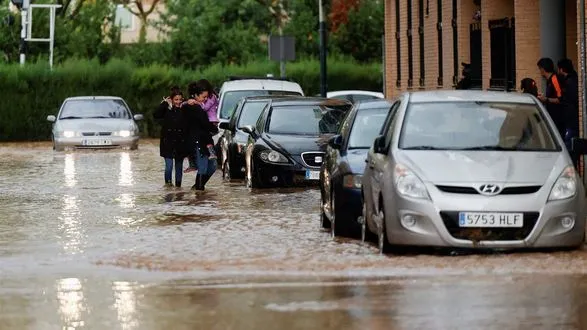 Зливи перетворили вулиці на річки на середземноморському узбережжі Іспанії
