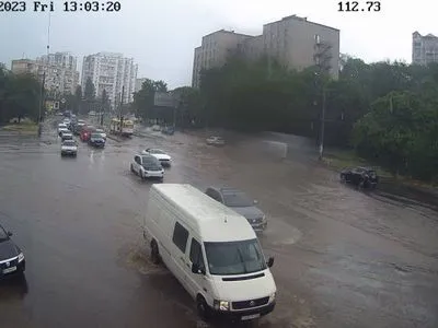 Одессу заливает дождем: власти рассказали о ситуации на дорогах