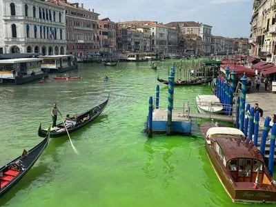 Венеція: вода Гранд-каналу стала зеленою: відео