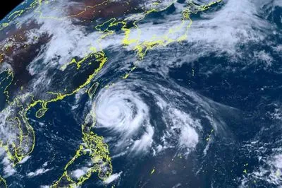 Филиппины эвакуируют тысячи сельских жителей, закрыли школы и ввели запрет на плавание. Тайфун Mawar приближается