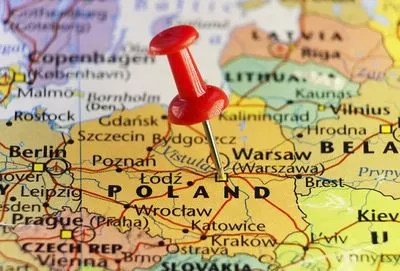 Польща з 1 червня призупиняє рух вантажівок, які зареєстровані у білорусі та рф