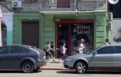 У Києві діти під звуки вибухів з криками тікали в укриття: в ОП відреагували на відео