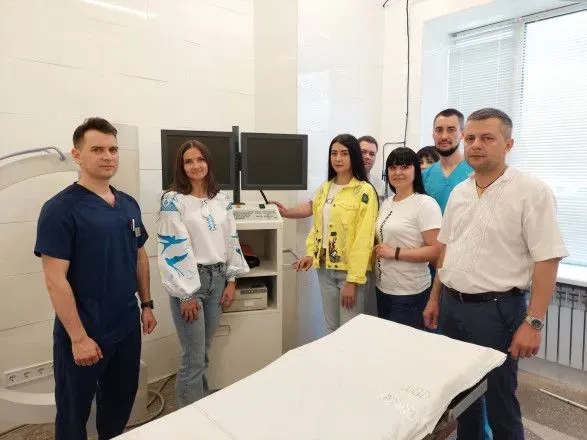 Робить миттєві 3D-знімки: благодійники подарували лікарні на Вінниччині сучасний прилад для коригування роботи хірургів
