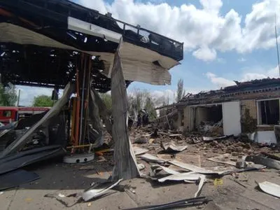 россияне сбросили авиабомбы на АЗС в Торецке, погиб человек, 9  — ранены: начато расследование